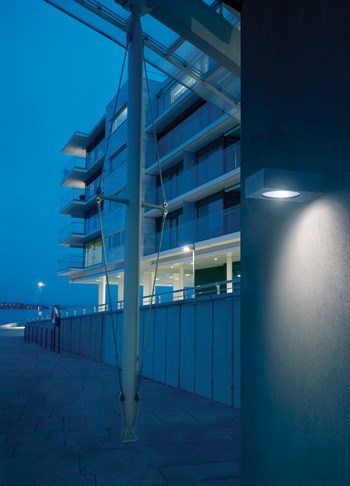 Norlys Hitra flad aluminium udendørs LED væglampe på facade